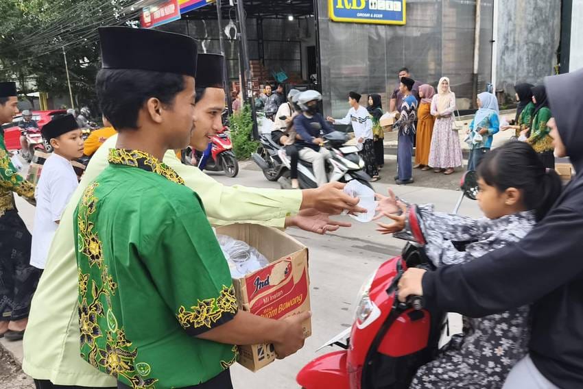 Jelang Berbuka Puasa, IPNU-IPPNU dan Ansor Protomulyo Bagikan Ratusan Takjil Gratis
